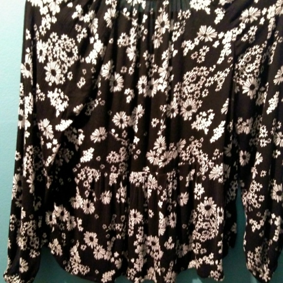 Black Fun Floral Top Old Navy & Adorable size M - Picture 2 of 5